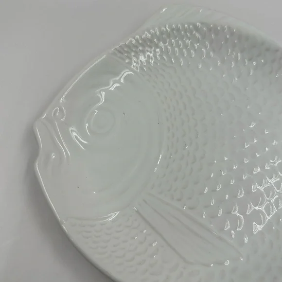 White Plate Vintage Whittier Unique
Pottery Ceramic Textured Fish Shaped Bowl - Picture 4 of 10